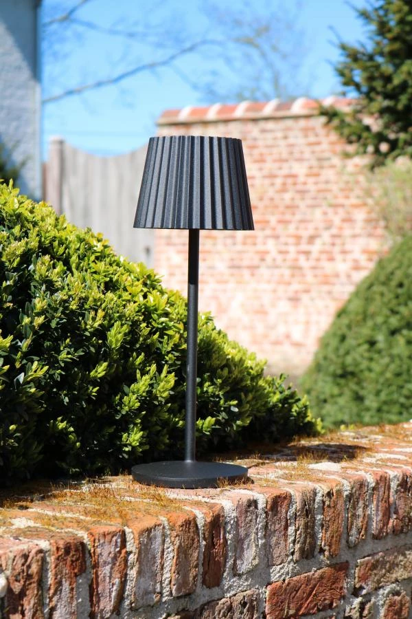 Lucide JUSTINE - Lampe de table Rechargeable Intérieur/Extérieur - Batterie/Piles - LED Dim. - 1x2W 2700K - IP54 - Avec station de charge sans fil - Noir - ambiance 4
